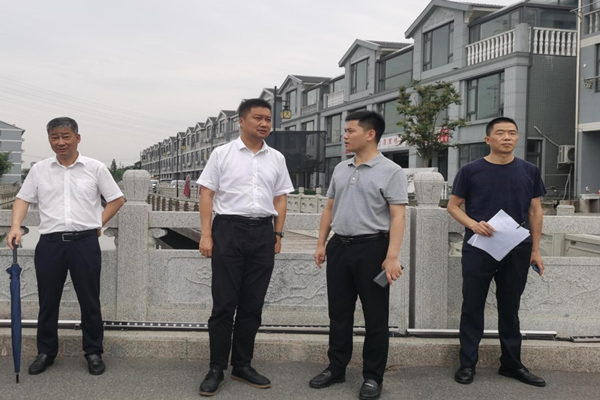 7月7日上午，钟楼区副区长谢志诚带队开展“三标融合”农村人居环境考评测试