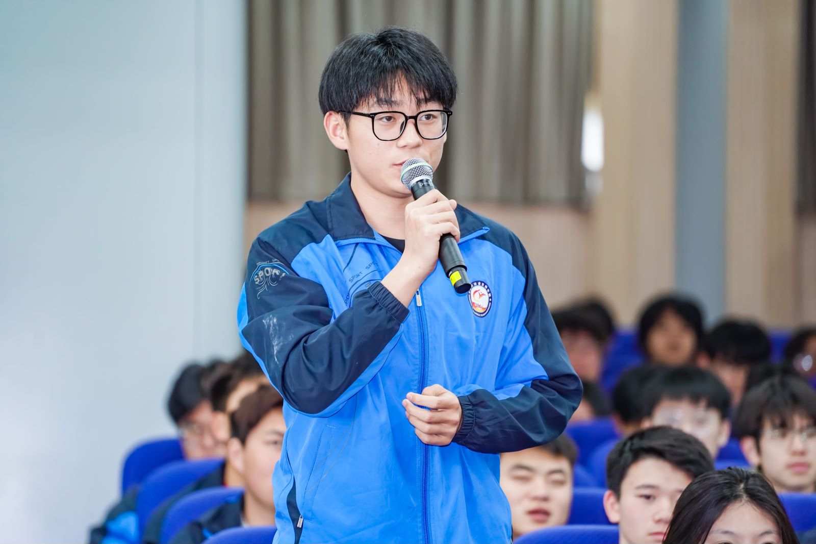 与学生互动