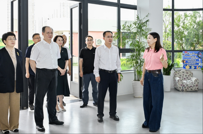 市、区领导开展教师节走访慰问
