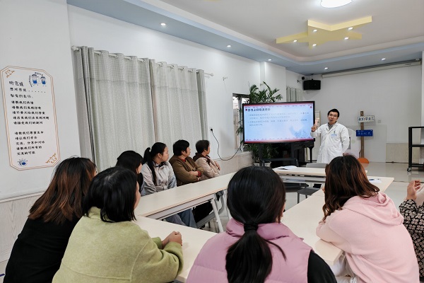 健康讲座进校园 医教结合护健康