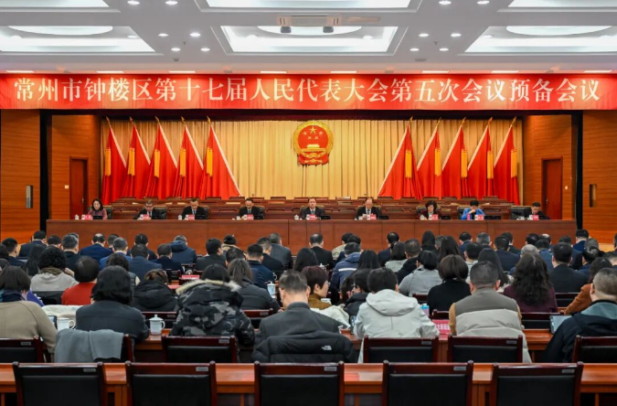 今天，钟楼区人大代表向大会报到