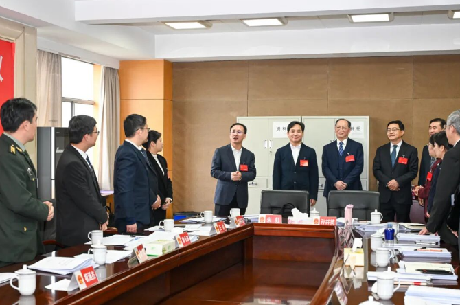 区领导看望人大代表和政协委员