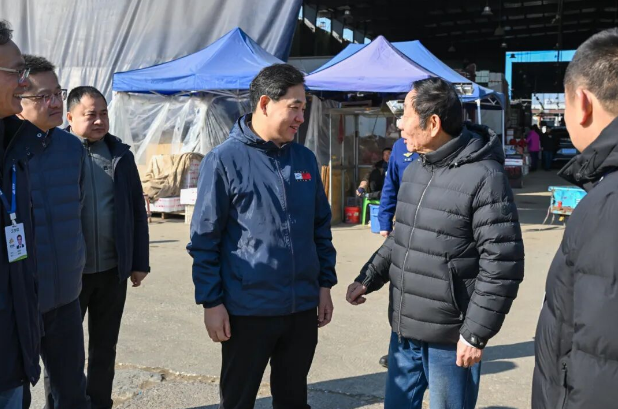 区领导督查节日保供和安全生产工作