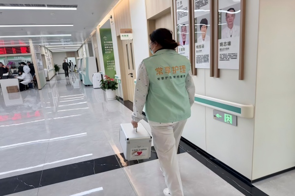 暖心上门护安康 外籍华人赞便民