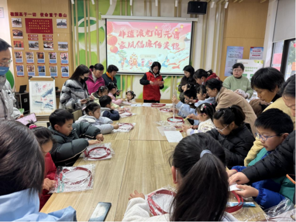 北港街道宝龙社区妇联：非遗滚灯闹元宵 家风廉政传美德