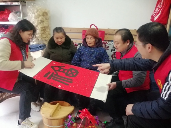 以无怨的坚守诠释孝老爱亲之道，用无悔的善良点亮困苦家庭之光——杨杏凤家庭
