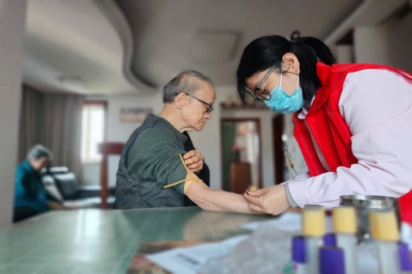 家庭医生“签而有约”，上门服务温暖人心