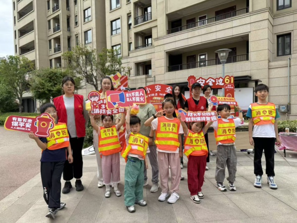南大街街道中意社区妇联：小小消防员上线！沉浸