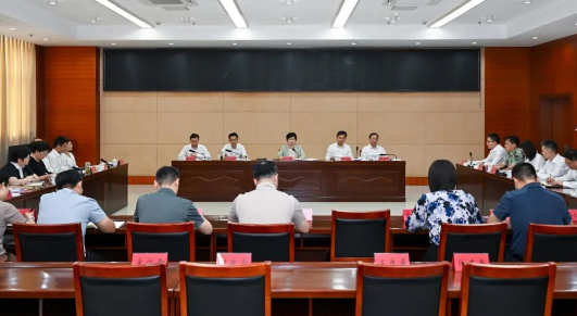 区委常委会会议暨区委理论学习中心组学习会召开